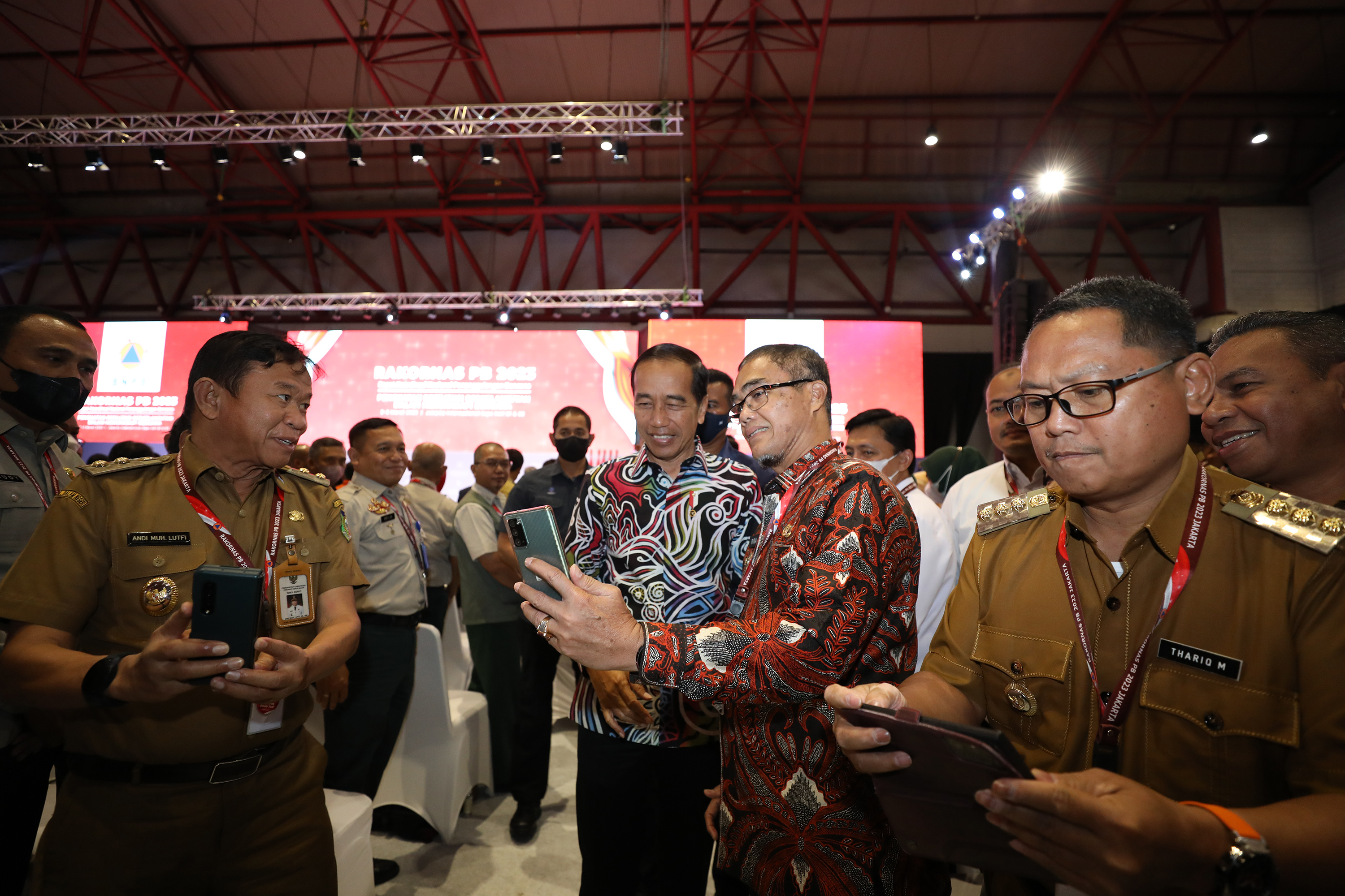 Presiden Joko Widodo (memakai batik) berswafoto bersama peserta dalam Rapat Koordinasi Nasional (Rakornas) Penanggulangan Bencana (PB) Badan Nasional Penanggulangan Bencana (BNPB) tahun 2023 telah digelar di Jakarta International Expo (JiExpo) Kemayoran, Jakarta Pusat, Kamis (2/3).